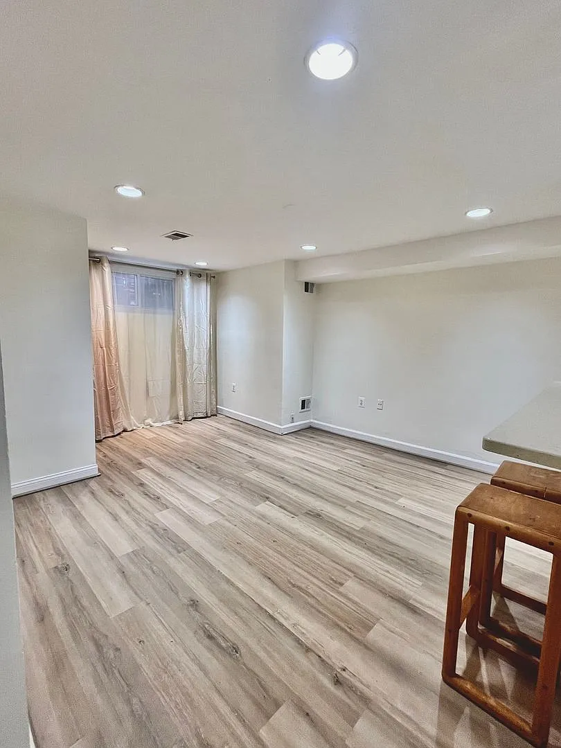 Columbia Heights| 900 sqft 2bd, 1bth|Townhouse English Bsmt Apt| Shared Back Patio — Photo 3
