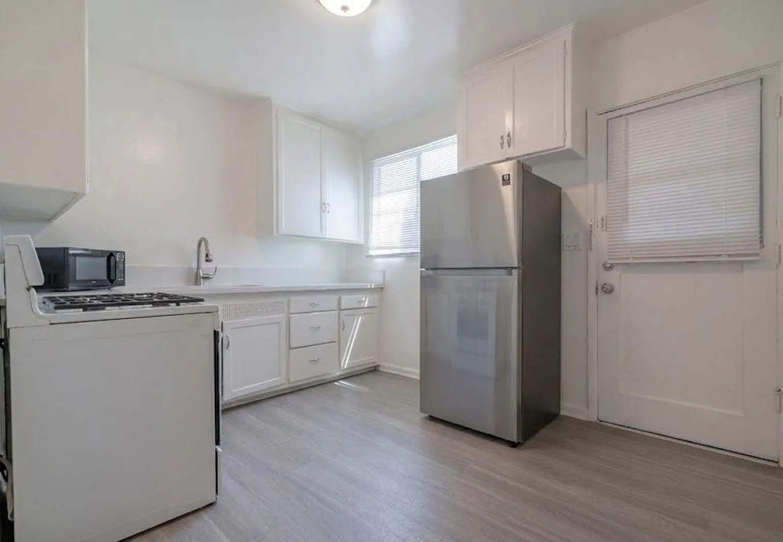 1 bed, 1.0 bath, 700 sqft, $1,592 — Photo 3
