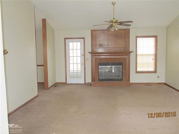 Cathedral Ceiling in Large Livingroom