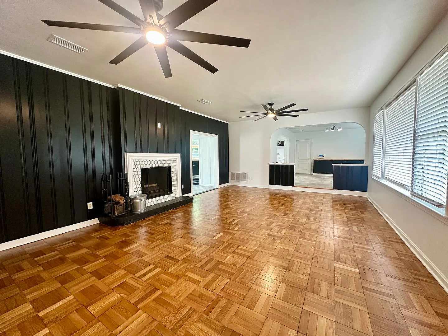 Mid Century Modern Gem! — Photo 4