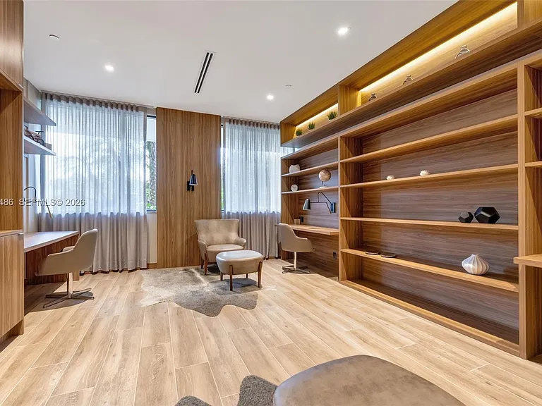 1000 Island Blvd #Penthouse 2 — Photo 37
