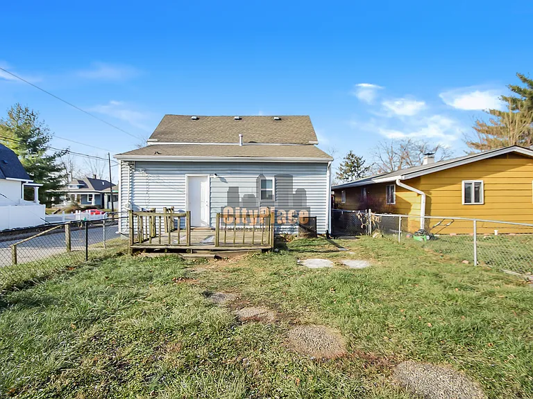 1541 Spruce St — Photo 3