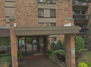 301 Lake Hinsdale Dr APT 105, Willowbrook, IL 60527