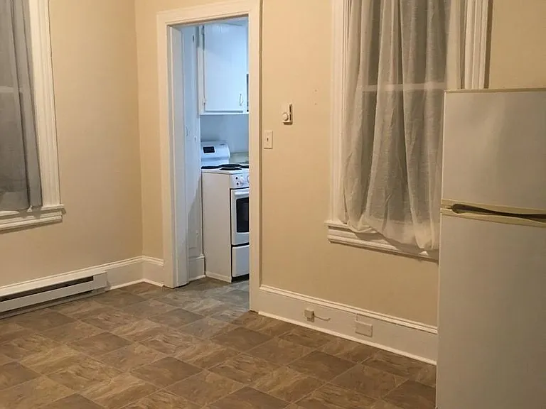 502 NW Front St #B — Photo 11