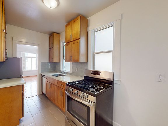 2nd image of 2246 Polk St #403