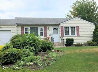 3 Privet Pl, Bay Shore, NY 11706