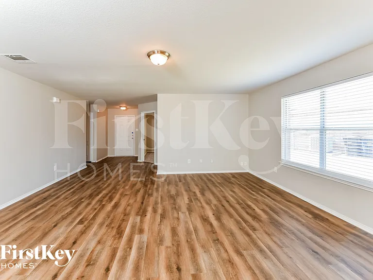 8036 Autumn Creek Trl — Photo 3