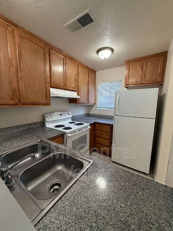 2 bed, 1.5 bath, 896 sqft, $1,600 — Photo 3