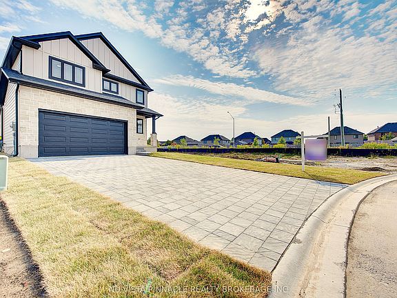 3rd image of 10 Woodmere Path