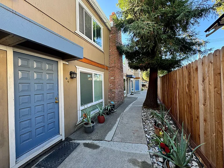 2620 Q Street — Photo 2