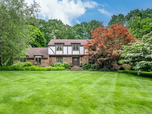 28 Hemingway Rd, Wilbraham, MA 01095