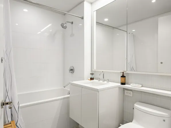 50 Riverside Boulevard image 11 of 26