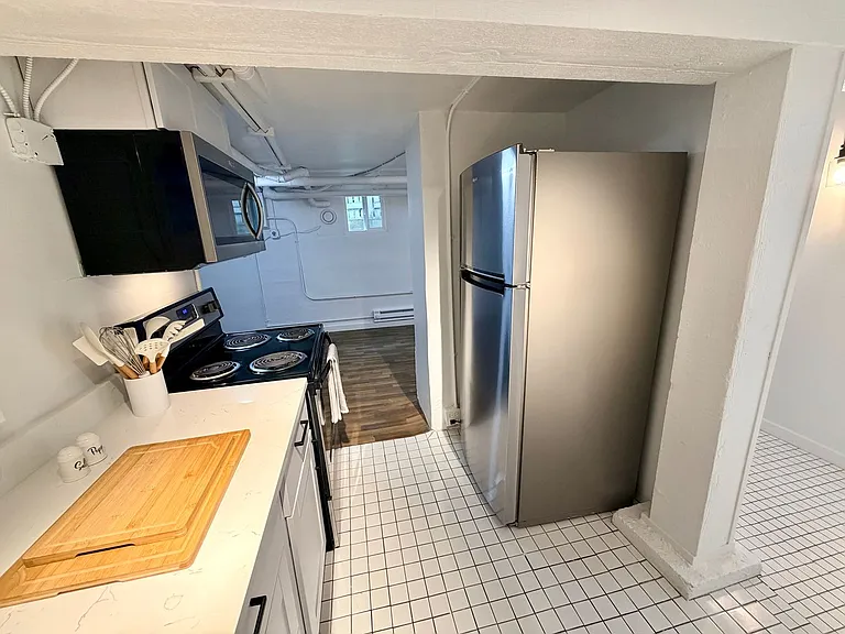 511 Malden Ave E — Photo 4
