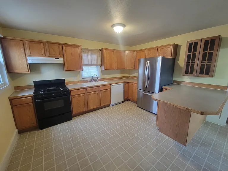 1071 Lincoln Ln — Photo 3