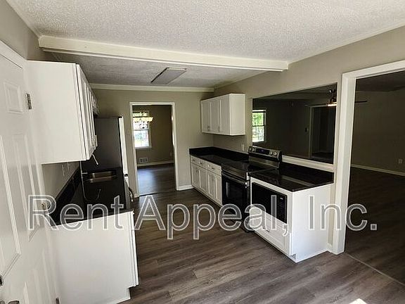 3rd image of 1007 Strawberry Ln