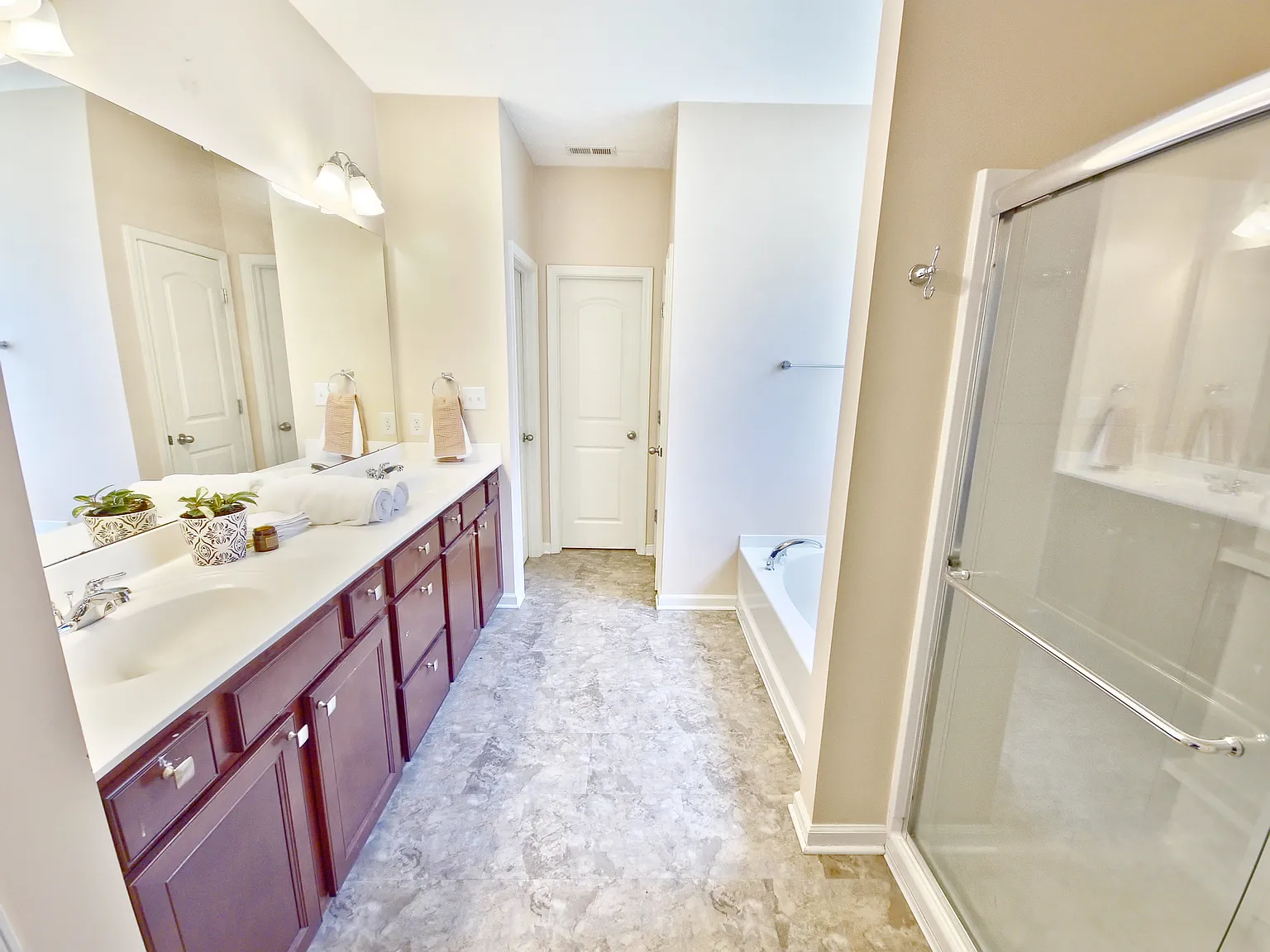 3 bed, 1952 sqft, $850 — Photo 2