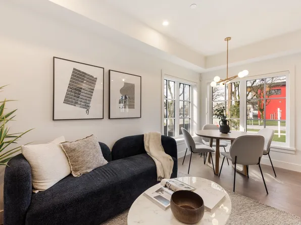 550 Kaslo St #2, Vancouver, BC V5K 3Z2