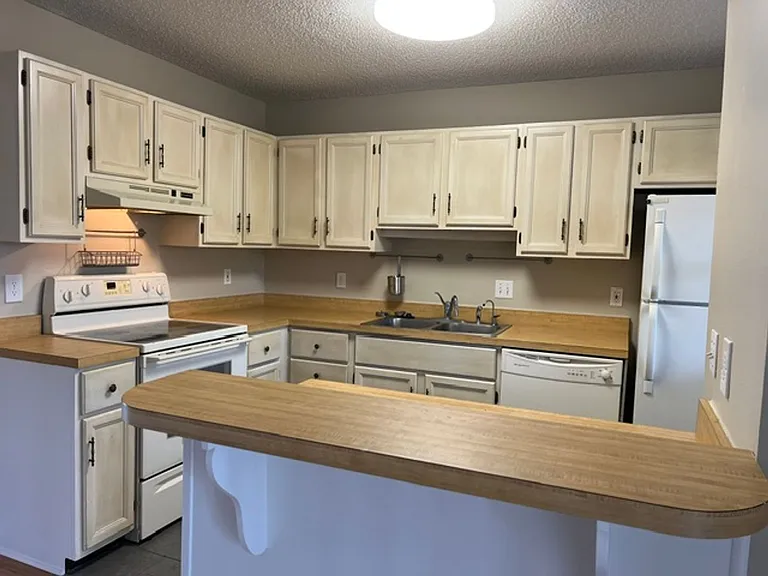 1514 Manor Dr NE — Photo 17