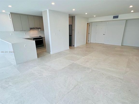 4th image of 900 Bay Dr APT 605