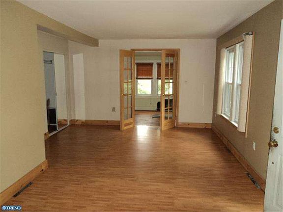 4th image of 363 Woodbine St