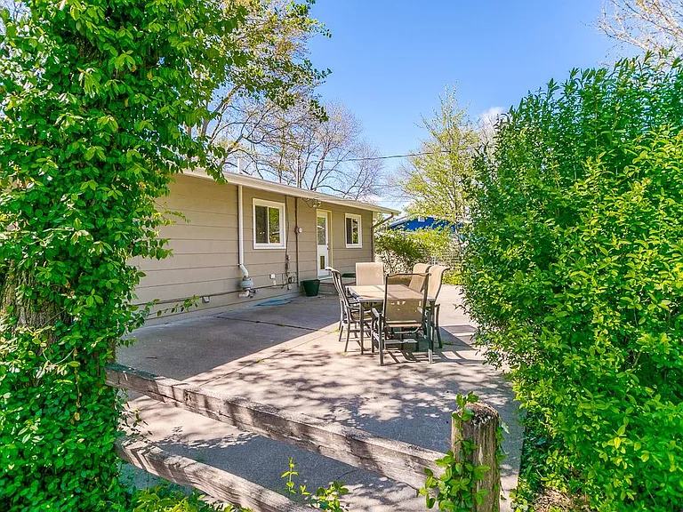 530 W Broadview Dr — Photo 21