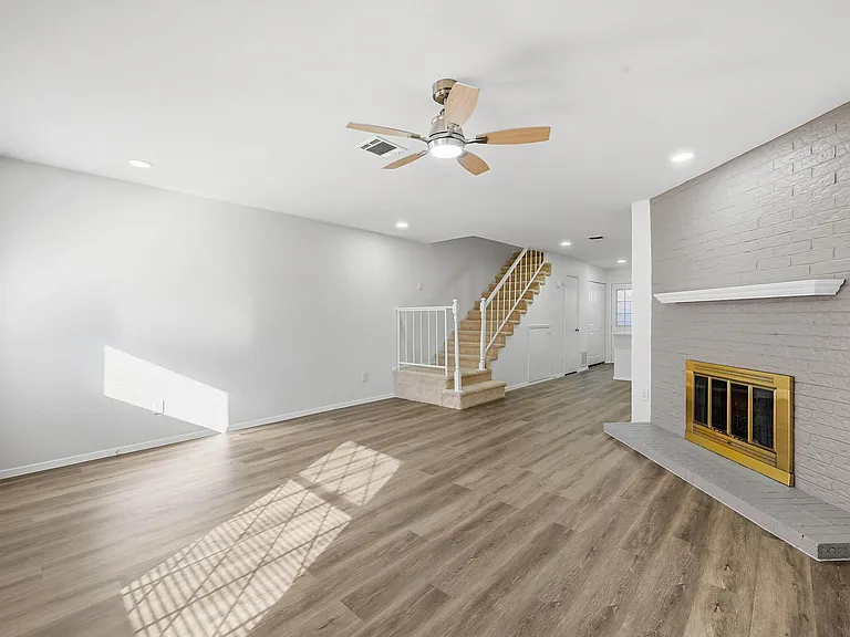 73 Winchester Dr — Photo 2