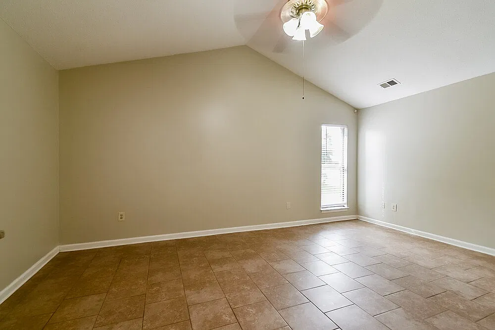 3 bed, 2.0 bath, 1166 sqft, $1,485 — Photo 3