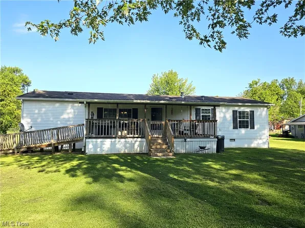 94 Hemlock St, Elizabeth, WV 26143