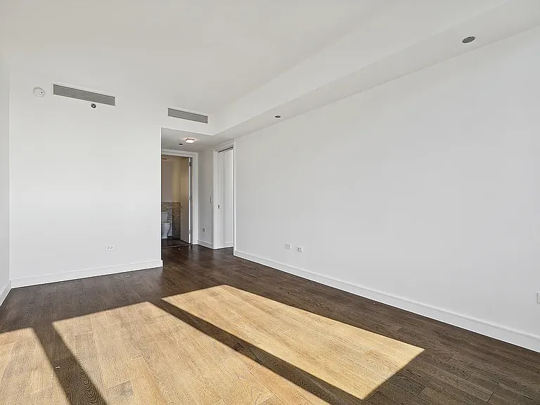 211 E 13th St #PENTHOUSE — Photo 9