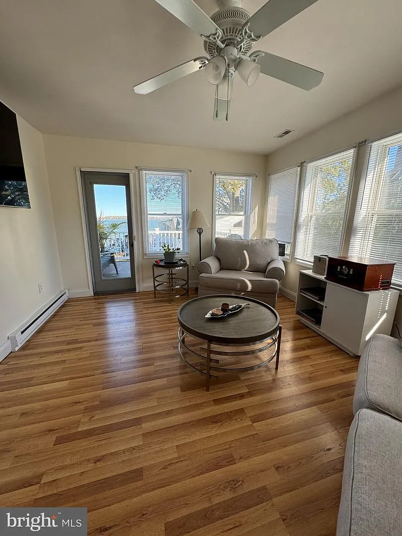 1 bed, 900 sqft, $1,800 — Photo 2