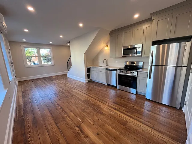 Building Photo - 225 Catharine St #2