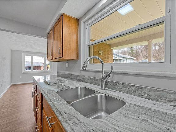 5th image of 110 N Thompson Ln
