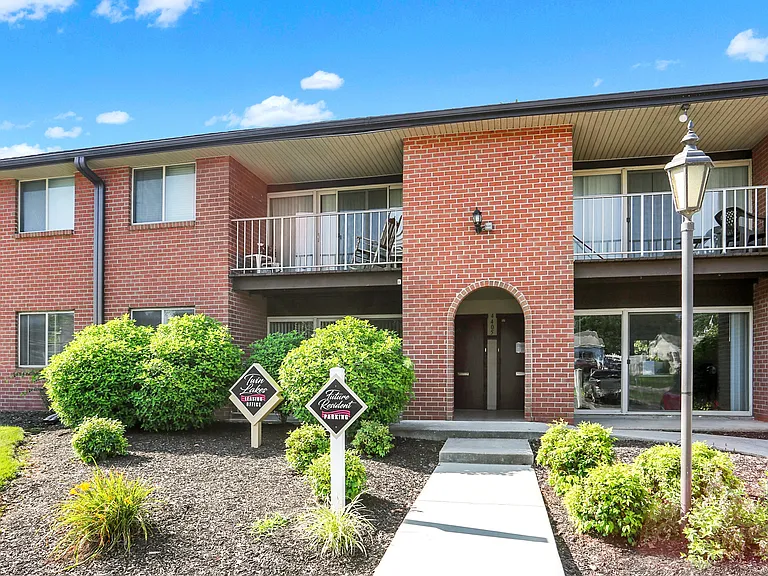 Twin Lakes Apartments — Photo 39