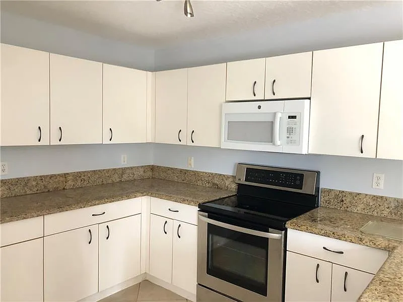 3 bed, 1671 sqft, $3,200 — Photo 2