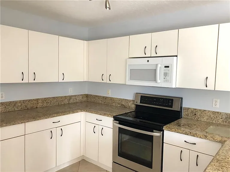 4050 Eastridge Dr — Photo 2