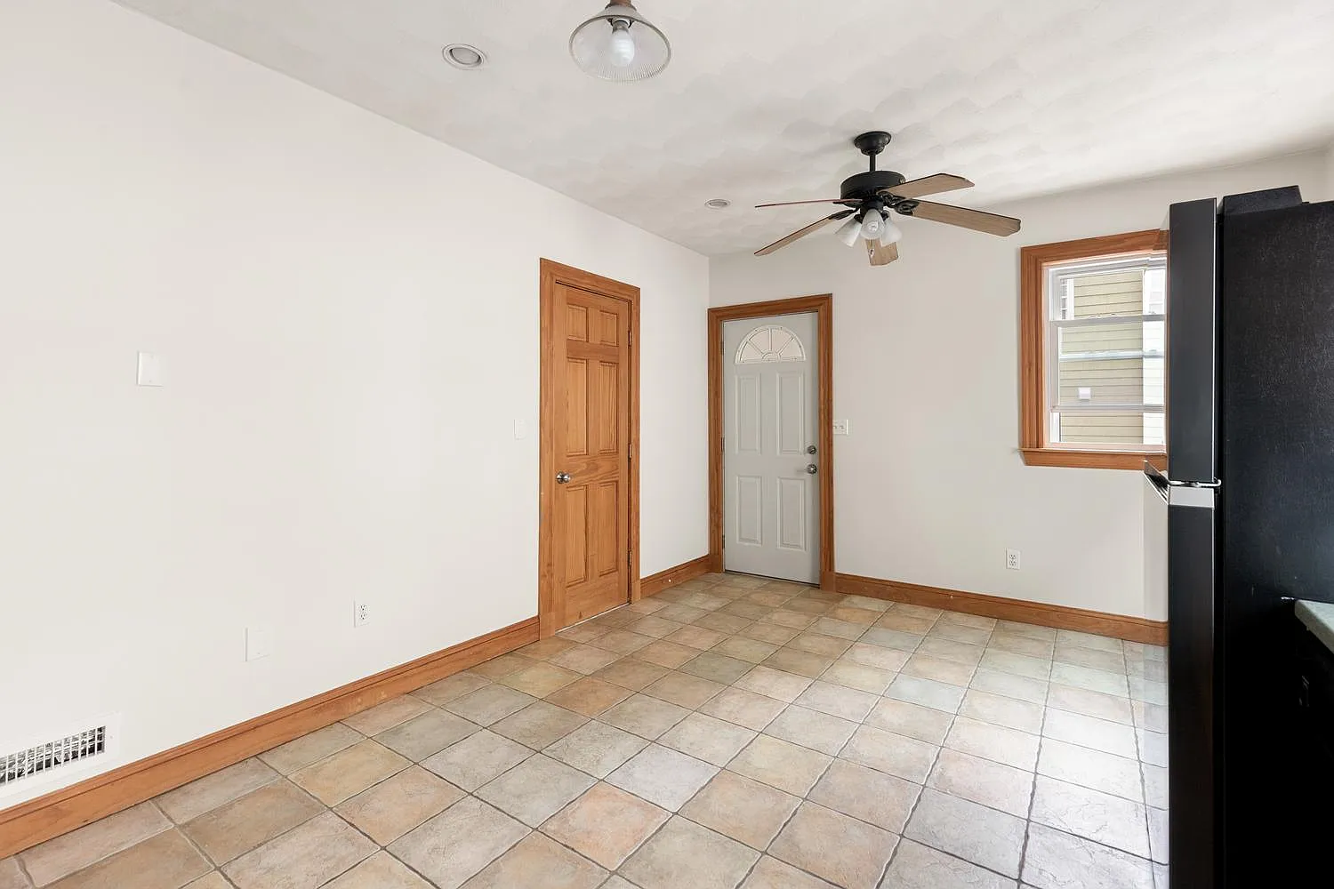 3 bed, 1150 sqft, $2,999 — Photo 3
