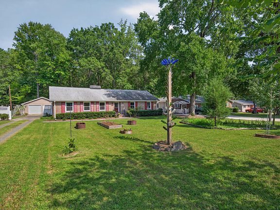 3rd image of 606 Crestview Dr