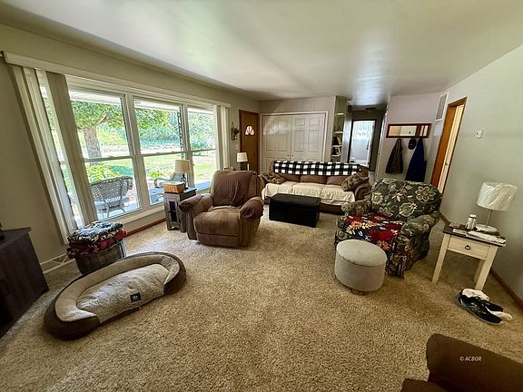 4th image of 10 Carol Ln