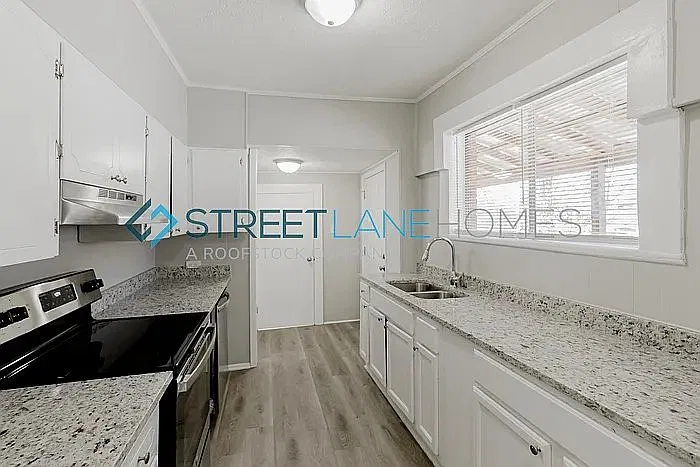 3 bed, 1.0 bath, 1494 sqft, $1,295 — Photo 2