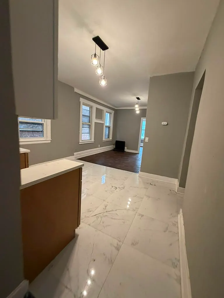 3 bed, 1.5 bath, 1000 sqft, $2,100 — Photo 2