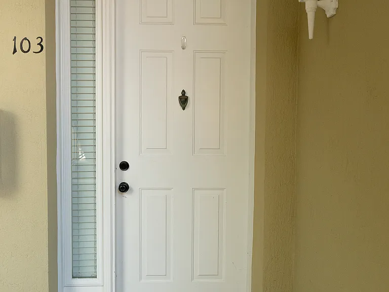 405 La Travesia Flora St #103 — Photo 1