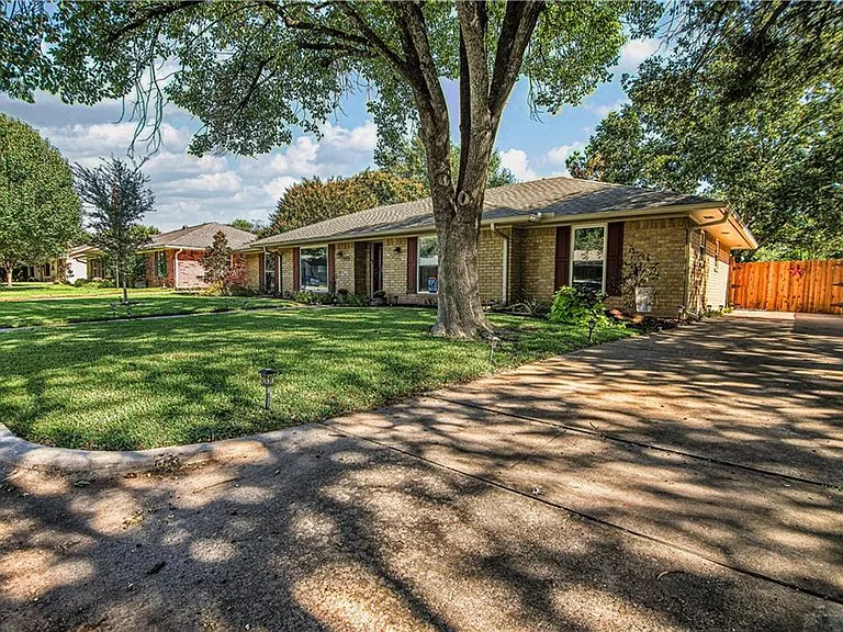 1921 Trinity Dr — Photo 11