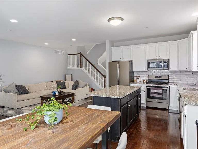 301 Redclover Ln — Photo 24