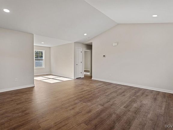 5th image of 20627 Southlawn Ave