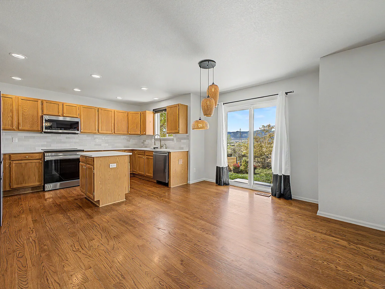 4 bed, 2728 sqft, $3,500 — Photo 4
