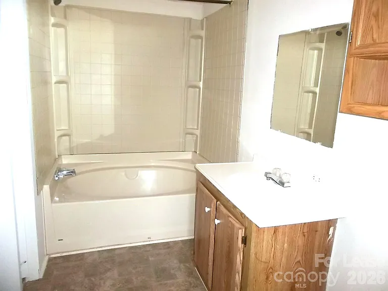 146 Thornwood Ln — Photo 8