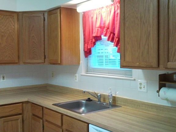 Eat-in Kitchen w/Table Space 12 x 9