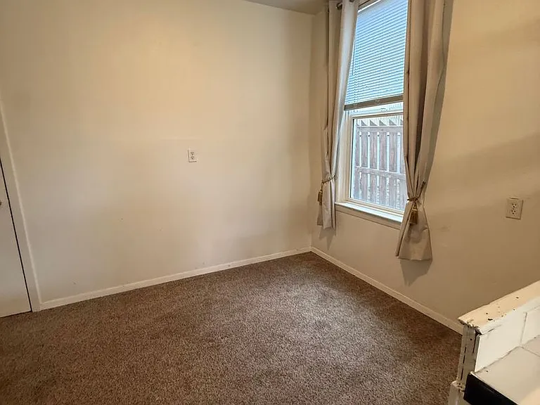 402 W Mercury St — Photo 5