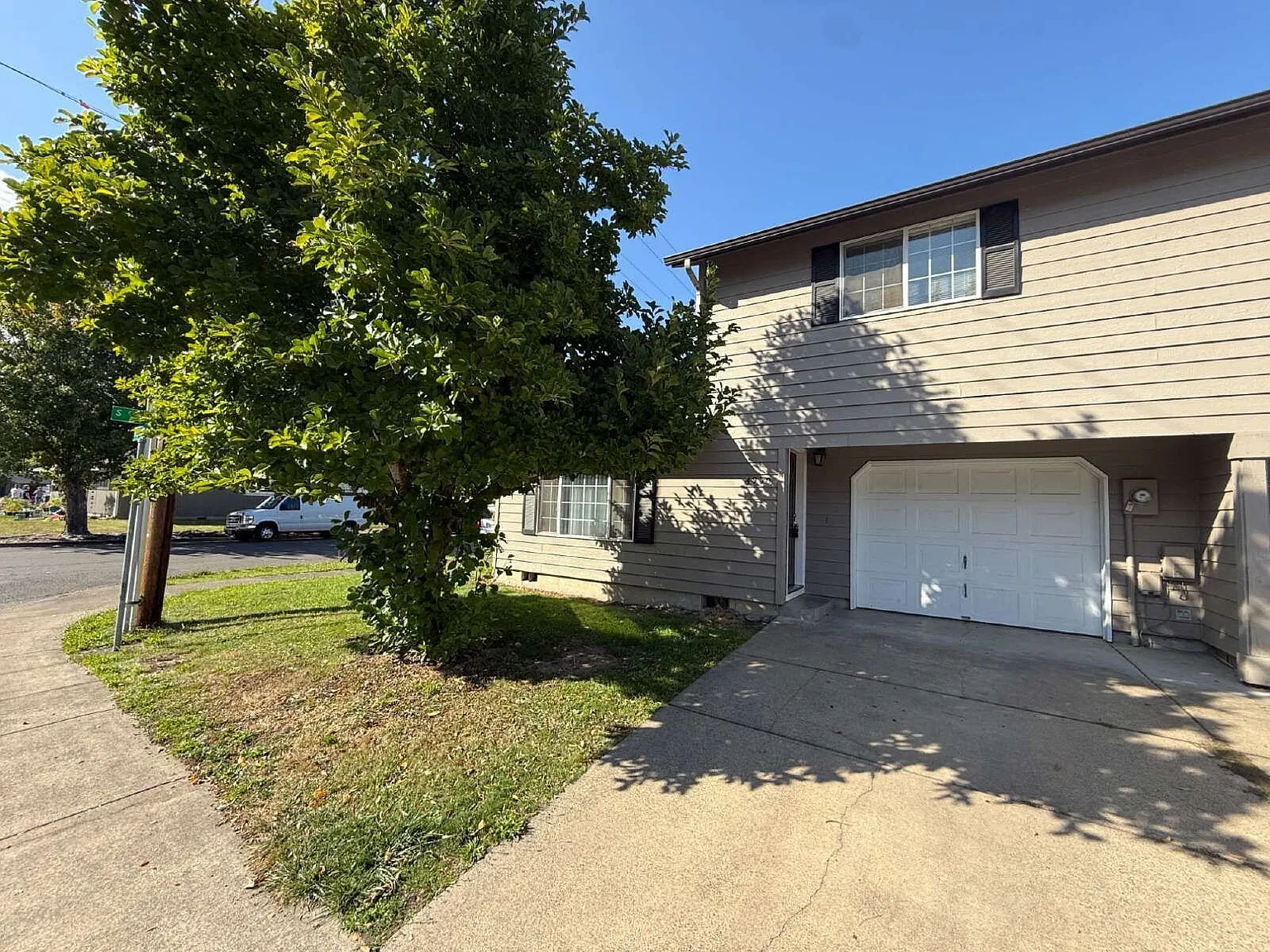 2 bed, 1.5 bath, 1072 sqft, $1,595 — Photo 2
