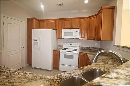 3082 Brockenhurst Dr — Photo 6